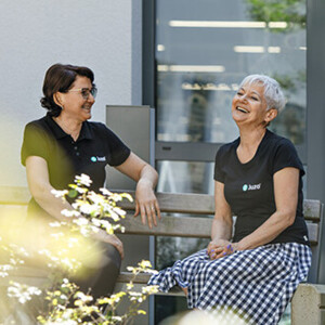 Colaboradoras num banco ao sol Colaboradoras num banco ao sol
