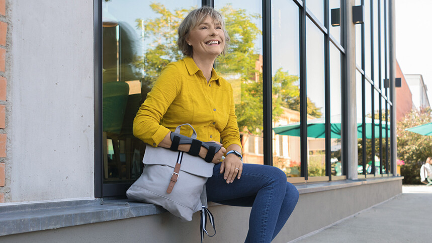 Une femme porte une attelle au poignet