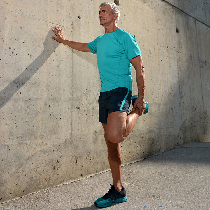 Un homme étire la jambe Un homme étire sa jambe