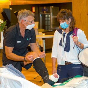 Vorführung Juzo Compression Wrap Entstauungstherapie zum Anfassen. Medizinische Adaptive Kompressionssysteme wie der Juzo Compression Wrap wurden in den Pausen vorgeführt.