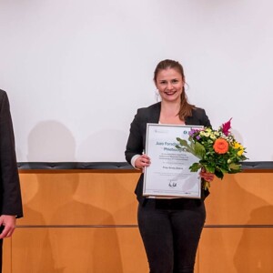Gruppenbild v. l.: Prof. Dr. med. Markus Stücker (Präsident der DGP) , Greta Zinser, Ulrich Frey (Firma Juzo)