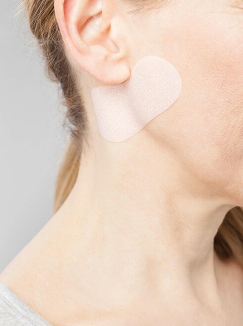 Imagen del producto cuello Una mujer usa Juzo ScarPad en el cuello