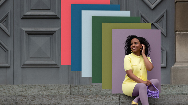 Una donna è seduta su una rampa di scale e indossa indumenti compressivi in tonalità coordinate; alle sue spalle sono disposte delle superfici cromatiche sovrapposte nei vari colori di tendenza. Una donna è seduta su una rampa di scale e indossa indumenti compressivi in tonalità coordinate; alle sue spalle sono disposte delle superfici cromatiche sovrapposte nei vari colori di tendenza.