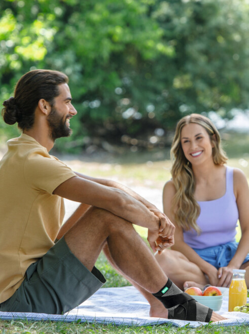 Mann beim Picknick trägt JuzoFlex Malleo Xtra Strong