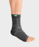 Man wearing the JuzoFlexMalleo Anthraciteankle support in Charcoal