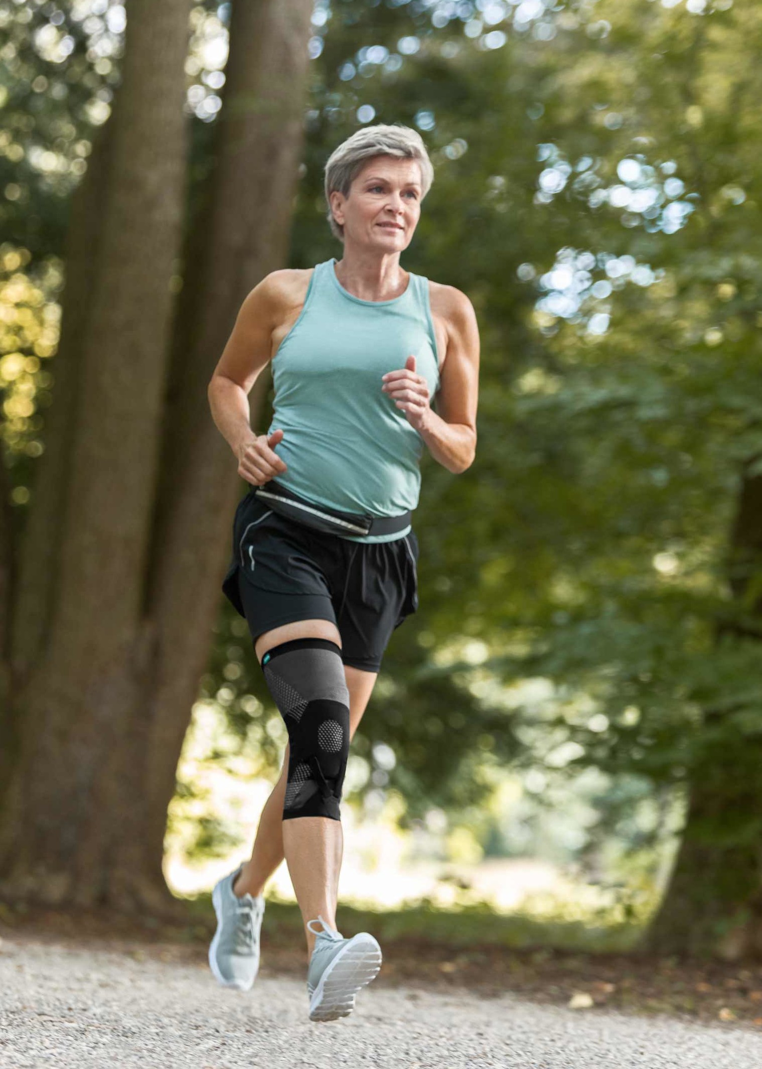 Une joggeuse porte l’orthèse de genou JuzoPro Patella Xtec Plus Une joggeuse porte l’orthèse de genou JuzoPro Patella Xtec Plus