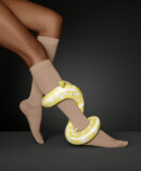Lifestyle image Juzo Move Legs with the Juzo Move and a yellow snake